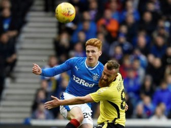 Innenverteidiger David Bates (l.) wechselt zum HSV Innenverteidiger David Bates (l.) wechselt zum HSV