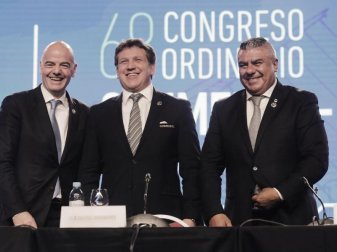 FIFA-Chef Infantino (l-r) steht neben dem CONMEBOL-Präsidenten Alejandro Dominguez und dem Verbandschef Argentiniens, Claudio Tapia. Foto: Martin Ruggiero/AP FIFA-Chef Infantino (l-r) steht neben dem CONMEBOL-Präsidenten Alejandro Dominguez und dem Verbandschef Argentiniens, Claudio Tapia. Foto: Martin Ruggiero/AP