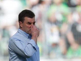 Die «raus»-Rufe der Fans gegen Mönchengladbachs Trainer Dieter Hecking nahe. Foto: Ina Fassbender Die «raus»-Rufe der Fans gegen Mönchengladbachs Trainer Dieter Hecking nahe. Foto: Ina Fassbender