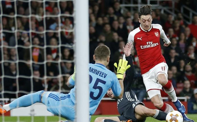 Özil und Arsenal spielen zunächst zu Hause gegen Madrid