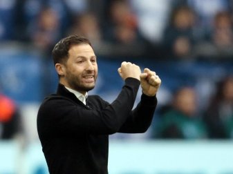 Schalkes Trainer Domenico Tedesco blickt nach vorn auf das Derby gegen den BVB. Die Niederlage beim HSV ist abgehakt. Foto: Ina Fassbender Schalkes Trainer Domenico Tedesco blickt nach vorn auf das Derby gegen den BVB. Die Niederlage beim HSV ist abgehakt. Foto: Ina Fassbender