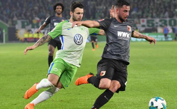 VfL-Spieler Renato Steffen (l) und der Augsburger Marco Richter kämpfen um den Ball. Die Partie endete Unentschieden. Foto: Peter Steffen