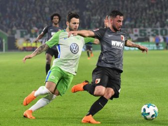 VfL-Spieler Renato Steffen (l) und der Augsburger Marco Richter kämpfen um den Ball. Die Partie endete Unentschieden. Foto: Peter Steffen VfL-Spieler Renato Steffen (l) und der Augsburger Marco Richter kämpfen um den Ball. Die Partie endete Unentschieden. Foto: Peter Steffen