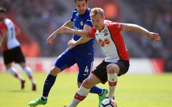 James Ward-Prowse (r) vom FC Southampton kämpft gegen Cesc Fabregas vom FC Chelsea um den Ball. Foto: Adam Davy/PA Wire