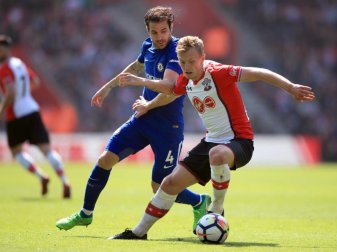 James Ward-Prowse (r) vom FC Southampton kämpft gegen Cesc Fabregas vom FC Chelsea um den Ball. Foto: Adam Davy/PA Wire James Ward-Prowse (r) vom FC Southampton kämpft gegen Cesc Fabregas vom FC Chelsea um den Ball. Foto: Adam Davy/PA Wire