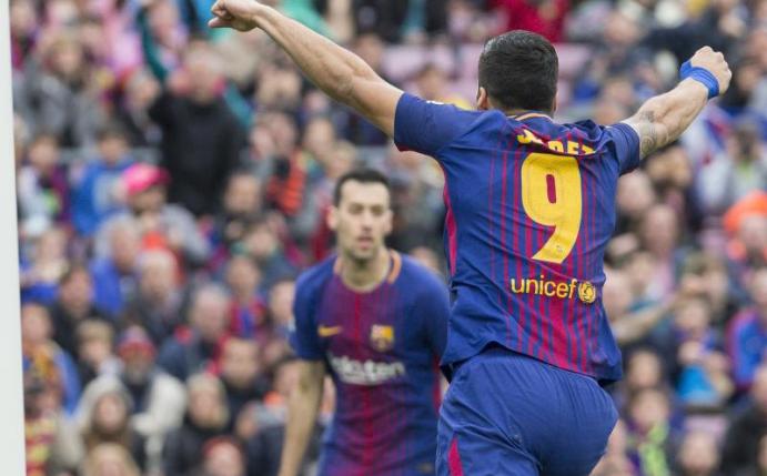 Barcelonas Luis Suarez (r) freut sich über den Treffer von Team-Kollege Samuel Umtiti. Foto: Gtres/gtres