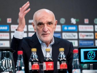 Martin Kind, Präsident des Fußball-Bundesligisten Hannover 96, will keine Ausstiegsklauseln mehr in Verträge einbauen. Foto: Peter Steffen Martin Kind, Präsident des Fußball-Bundesligisten Hannover 96, will keine Ausstiegsklauseln mehr in Verträge einbauen. Foto: Peter Steffen