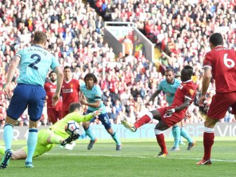 Liverpools Sadio Mane (2.v.r) trifft zum 1:0 für Liverpool. Foto: Anthony Devlin/PA Wire