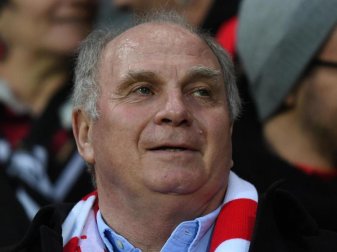 Bayern Münchens Präsident Uli Hoeneß kontert die Kritik von Fredi Bobic. Foto: Patrick Seeger