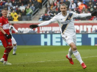 Ibrahimovic (r.) jubelt, Schweinsteiger (l.) machtlos Ibrahimovic (r.) jubelt, Schweinsteiger (l.) machtlos