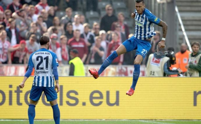Herthas Torschütze Davie Selke (r) freut sich mit seinem Mitspieler Marvin Plattenhardt über die zwei erzielten Tore. Foto: R. Hirschberger