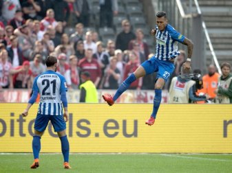 Herthas Torschütze Davie Selke (r) freut sich mit seinem Mitspieler Marvin Plattenhardt über die zwei erzielten Tore. Foto: R. Hirschberger Herthas Torschütze Davie Selke (r) freut sich mit seinem Mitspieler Marvin Plattenhardt über die zwei erzielten Tore. Foto: R. Hirschberger