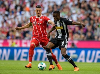 Bayern-Spieler Sandro Wagner (l) liefert sich mit Denis Zakaria von Mönchengladbach einen Zweikampf um den Ball. Foto: Matthias Balk