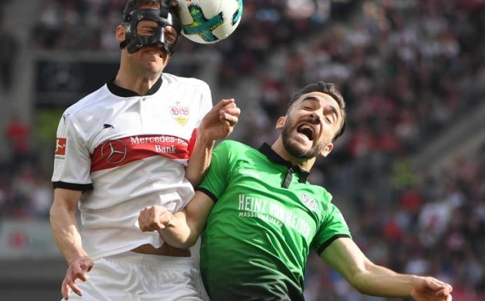 Stuttgarts Christian Gentner (l) im Zweikampf um den Ball mit Hannovers Kenan Karaman. Foto: Marijan Murat