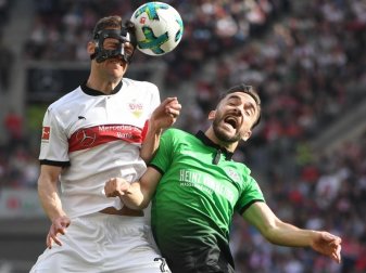 Stuttgarts Christian Gentner (l) im Zweikampf um den Ball mit Hannovers Kenan Karaman. Foto: Marijan Murat Stuttgarts Christian Gentner (l) im Zweikampf um den Ball mit Hannovers Kenan Karaman. Foto: Marijan Murat