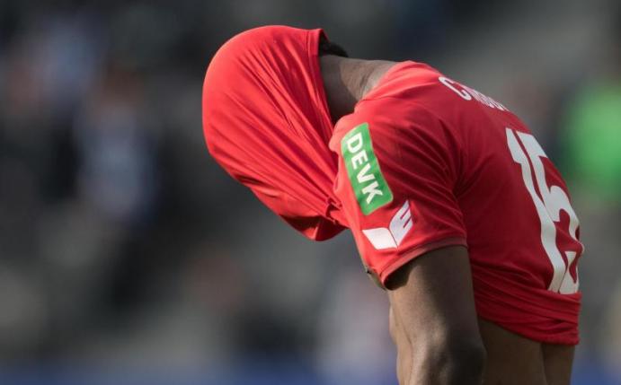 Der Kölner Jhon Cordoba kann die Niederlage in Berlin nicht fassen. Foto: Ralf Hirschberger