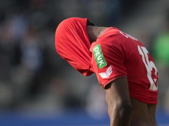 Der Kölner Jhon Cordoba kann die Niederlage in Berlin nicht fassen. Foto: Ralf Hirschberger Der Kölner Jhon Cordoba kann die Niederlage in Berlin nicht fassen. Foto: Ralf Hirschberger