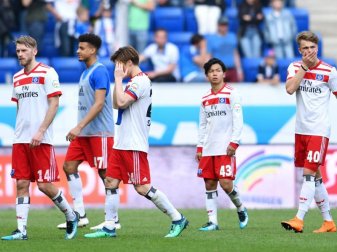 Die HSV-Profis lassen nach der Niederlage bei 1899 Hoffenheim die Köpfe hängen. Foto: Uwe Anspach