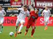 Heidenheims Nikola Dovedan (r) und Düsseldorfs Florian Neuhaus im Zweikampf um den Ball. Foto: Stefan Puchner