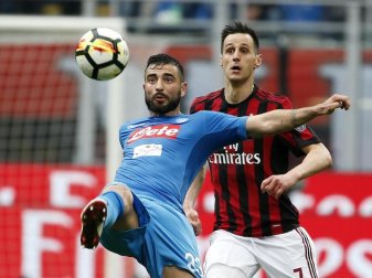 Neapels Elseid Hysaj (l) kommt vor Mailands Nikola Kalinic an den Ball. Foto: Antonio Calanni/AP