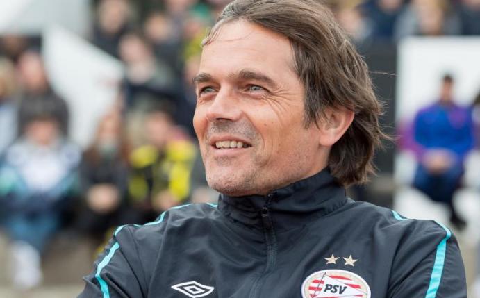 Trainer Phillip Cocu freut sich über den insgesamt 24. Meistertitel für die PSV Eindhoven. Foto: Guido Kirchner