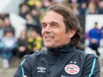 Trainer Phillip Cocu freut sich über den insgesamt 24. Meistertitel für die PSV Eindhoven. Foto: Guido Kirchner Trainer Phillip Cocu freut sich über den insgesamt 24. Meistertitel für die PSV Eindhoven. Foto: Guido Kirchner