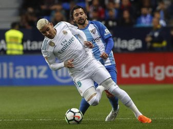 Real Madrids Dani Ceballos (vorne) kommt vor Malagas Manuel Iturra an den Ball. Foto: Miguel Morenatti/AP