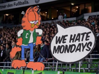 Fans haben einen Pappaufsteller mit der Aufschrift «We hate Mondays» als Protest gegen die Montagsspiele aufgestellt. Foto: Axel Heimken Fans haben einen Pappaufsteller mit der Aufschrift «We hate Mondays» als Protest gegen die Montagsspiele aufgestellt. Foto: Axel Heimken