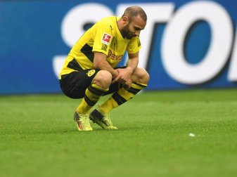 Der Dortmunder Ömer Toprak lässt nach dem 0:2 auf Schalke den Kopf hängen. Foto: Ina Fassbender