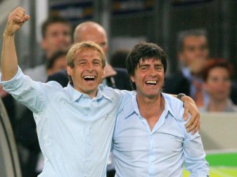 Jürgen Klinsmann (l) und sein damaliger Co-Trainer Joachim Löw bei der WM 2006 in Deutschland. Foto: Arne Dedert