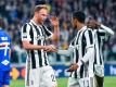 Benedikt Höwedes (M.) feiert seinen Treffer zum 2:0 mit Teamkollege Douglas Costa. Foto: Alessandro Di Marco/ANSA/AP