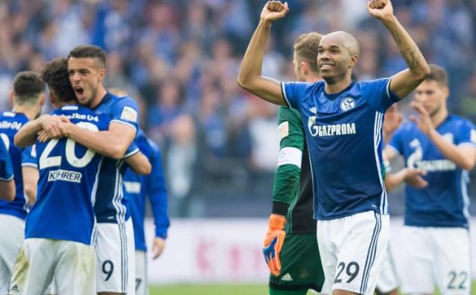 Schalkes Naldo (r) machte gegen den BVB ein starkes Spiel. Foto: Guido Kirchner