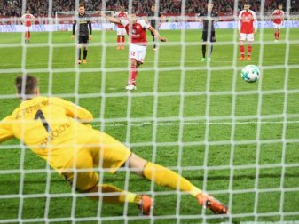 Der Mainzer Pablo De Blasis (M.) traf in der Halbzeit per Elfmeter zum 1:0. Foto: Arne Dedert Der Mainzer Pablo De Blasis (M.) traf in der Halbzeit per Elfmeter zum 1:0. Foto: Arne Dedert