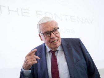 Seine weitere Unterstützung beim HSV steht auf wackeligen Füßen: Club-Mäzen Klaus Michael Kühne. Foto: Christian Charisius Seine weitere Unterstützung beim HSV steht auf wackeligen Füßen: Club-Mäzen Klaus Michael Kühne. Foto: Christian Charisius