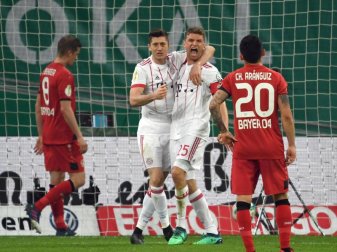 Zweifach-Torschütze Robert Lewandowski gratuliert dem dreimal erfolgreichen Thomas Müller - Leverkusen Spieler resignieren. Foto: Federico Gambarini Zweifach-Torschütze Robert Lewandowski gratuliert dem dreimal erfolgreichen Thomas Müller - Leverkusen Spieler resignieren. Foto: Federico Gambarini