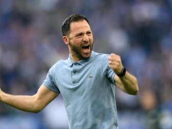 Geht nach dem Derbysieg mit breiter Brust ins Pokal-Halbfinale gegen Eintracht Frankfurt: Schalke-Coach Domenico Tedesco. Foto: Ina Fassbender Geht nach dem Derbysieg mit breiter Brust ins Pokal-Halbfinale gegen Eintracht Frankfurt: Schalke-Coach Domenico Tedesco. Foto: Ina Fassbender
