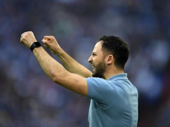 Ist mit Schalke 04 auf dem Weg Richtung Königsklasse: Coach Domenico Tedesco. Foto: Ina Fassbender Ist mit Schalke 04 auf dem Weg Richtung Königsklasse: Coach Domenico Tedesco. Foto: Ina Fassbender