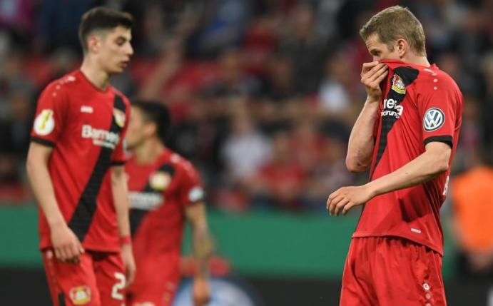 Enttäuscht stehen Sven Bender und seine Leverkusener Teamkollegen nach der 2:6-Heimpleite gegen Bayern auf dem Platz. Foto: Marius Becker