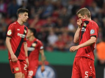 Enttäuscht stehen Sven Bender und seine Leverkusener Teamkollegen nach der 2:6-Heimpleite gegen Bayern auf dem Platz. Foto: Marius Becker Enttäuscht stehen Sven Bender und seine Leverkusener Teamkollegen nach der 2:6-Heimpleite gegen Bayern auf dem Platz. Foto: Marius Becker