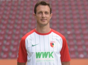 Bleibt ein weiteres Jahr beim FC Augsburg: Routinier Christoph Janker. Foto: Stefan Puchner Bleibt ein weiteres Jahr beim FC Augsburg: Routinier Christoph Janker. Foto: Stefan Puchner