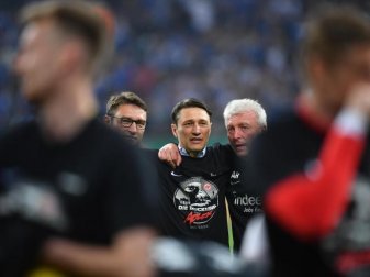 Eintracht-Coach Niko Kovac (M) feiert mit seinem Bruder Robert (l) sowie dem zweiten Co-Trainer Armin Reutershahn den Finaleinzug. Foto: Bernd Thissen Eintracht-Coach Niko Kovac (M) feiert mit seinem Bruder Robert (l) sowie dem zweiten Co-Trainer Armin Reutershahn den Finaleinzug. Foto: Bernd Thissen