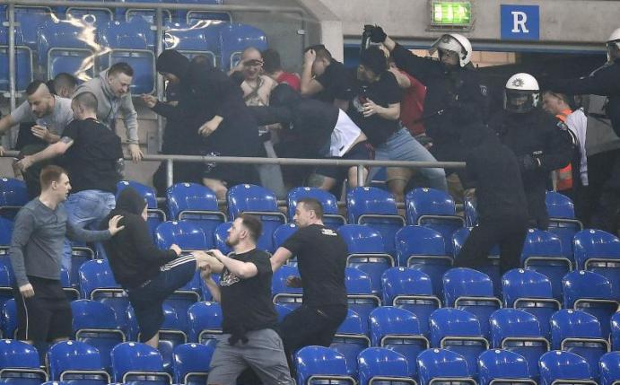 Unschöne Szenzen: Gewaltbereite Schalke- und Eintracht-Anhänger gehen nach der Pokalpartie aufeinander los. Foto: Martin Meissner