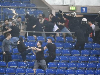 Unschöne Szenzen: Gewaltbereite Schalke- und Eintracht-Anhänger gehen nach der Pokalpartie aufeinander los. Foto: Martin Meissner Unschöne Szenzen: Gewaltbereite Schalke- und Eintracht-Anhänger gehen nach der Pokalpartie aufeinander los. Foto: Martin Meissner