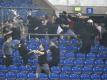 Unschöne Szenzen: Gewaltbereite Schalke- und Eintracht-Anhänger gehen nach der Pokalpartie aufeinander los. Foto: Martin Meissner