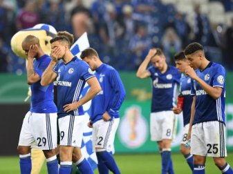 Enttäuscht schleichen die Schalker Profis nach der Heim-Pleite gegen Eintracht Frankfurt vom Platz. Foto: Ina Fassbender Enttäuscht schleichen die Schalker Profis nach der Heim-Pleite gegen Eintracht Frankfurt vom Platz. Foto: Ina Fassbender