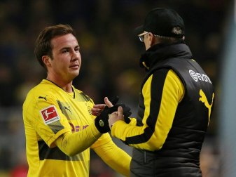 Stöger (r.) stellt Götze Startelfeinsatz in Aussicht  