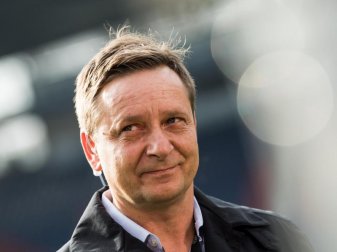 Hat einen kritischen Blick auf den Videobeweis: 96-Manager Horst Heldt. Foto: Swen Pförtner