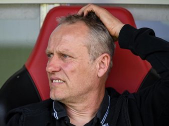 Ist vollends auf das Freiburg-Spiel beim HSV fokussiert: Coach Christian Streich. Foto: Patrick Seeger Ist vollends auf das Freiburg-Spiel beim HSV fokussiert: Coach Christian Streich. Foto: Patrick Seeger