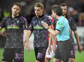 Schiedsrichter Guido Winkmann (M.) hatte einen Elfmeter in der Halbzeitpause gegeben. Foto: Arne Dedert