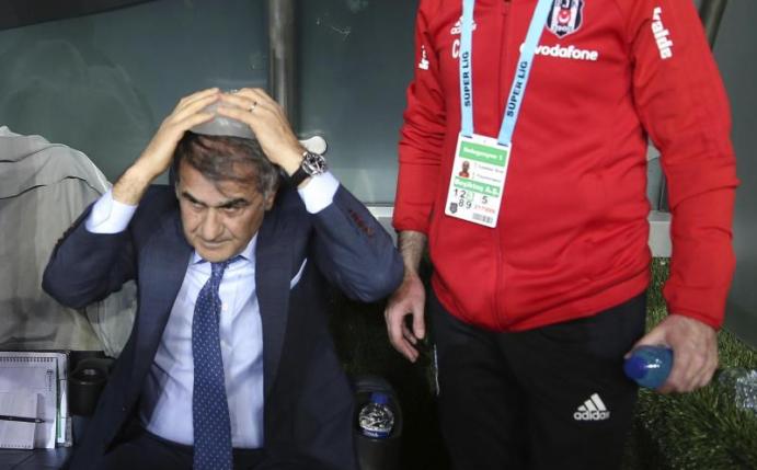 Besiktas-Trainer Senol Günes wurde am Kopf getroffen. Foto: Uncredited/AP